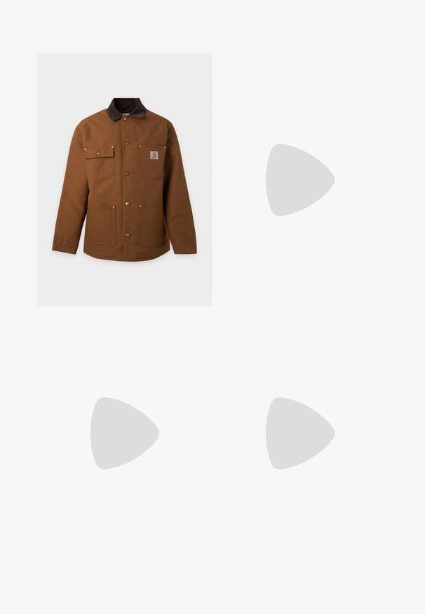Brun arbejdssjaket med mørkråkrave, fire forlommer, metal trykknapper og et lille mærkelogo på brystlommen.; Langærmet brun, beige og hvid ternet skjorte med to forreste knaplukninger på brystlommer og en krave, lagt ud fladt på en hvid baggrund.; Beige cargo bukser lavet af slidstærkt stof, med to sidelommer, knaplukning og smalle ben med en glat overflade.; Brun læderankelstøvle med rundet snude, polstret krave, hvide syninger og gummisål med mønster for godt greb.