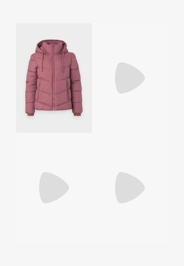 Mauve gewatteerde jas met capuchon, ritssluiting aan de voorkant, ritssluitzakken aan de zijkanten en trekkoorden, ontworpen voor koud weer.; Twee witte katoenen t-shirts met korte mouwen, ronde halslijnen en een getailleerd silhouet, met een zachte textuur en minimalistisch ontwerp.; Marineblauwe broek gemaakt van een zachte, rekbare stof. Heeft een platte voorkant, riemlussen en een slank, taps toelopend ontwerp.; Witte lage sneaker met dikke zool, veterontwerp en subtiele stikselaccenten op een effen lichte achtergrond.