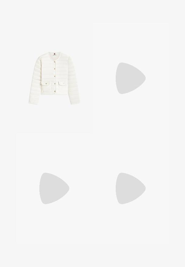 Weiße gesteppte Langarmjacke mit rundem Halsausschnitt, vorderen Druckknöpfen und zwei vorderen Klappentaschen vor einfarbigem Hintergrund.; Schwarzer Jumpsuit mit weitem Bein-Design, kurzen, flatternden Ärmeln und einem V-Ausschnitt. Verfügt über einen Schlüsselhole-Rücken und eine taillierte Taille für einen eleganten Look.; Weißer Nike Air Force 1 Sneaker in Low-Top-Form mit Schnürsenkeln, perforierter Zehenkappe und strukturierter Gummisohle vor neutralem Hintergrund.; Schwarze Cat-Eye-Sonnenbrille mit Verlaufsgläsern, Kunststoffrahmen, glatter Oberfläche und silberner Akzentverzierung an den Bügeln.