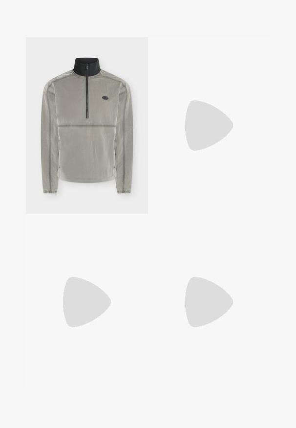 Hellgraue Windjacke mit langen Ärmeln, schwarzem Half-Zip, hohem Kragen, elastischen Bündchen, Seitentaschen und einem kleinen ovalen Logo auf der Brust.; Grauer Pullover mit Rundhalsausschnitt, gerippten Bündchen und Saum, aus weichem Baumwollmaterial. Besitzt ein kleines Logo auf der linken Brust.; Hellblaue Jeans aus Denim mit figurbetontem Schnitt, geradem Bein und dezentem Farbverlauf nach unten. Klassischer Fünf-Taschen-Stil.; Schwarz- und graue Diesel-Sneaker mit dicker Sohle, Schnürverschluss und strukturiertem Design auf einem schlichten hellgrauen Hintergrund.