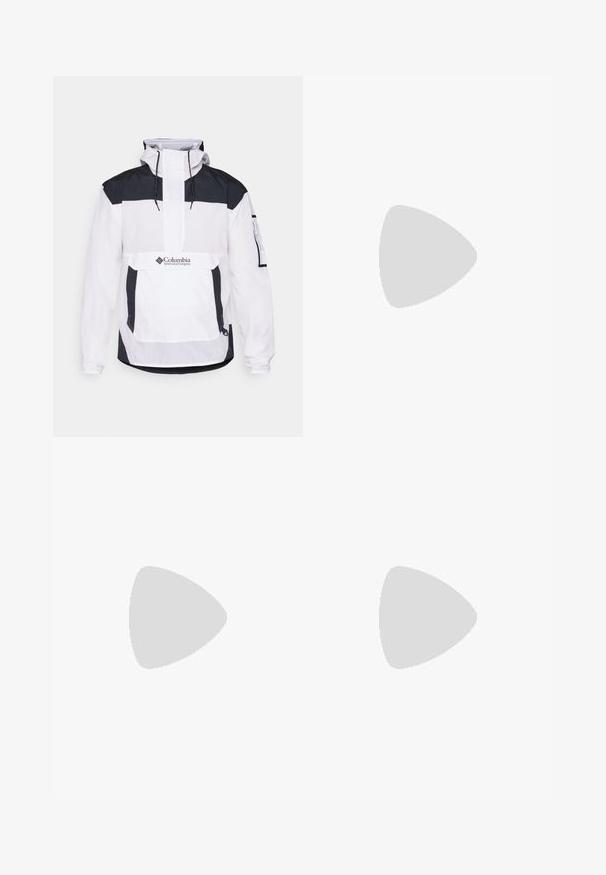 Witte en zwarte Columbia jas met een capuchon, halve ritssluiting aan de voorkant, voorzak en elastische manchetten. Gemaakt van lichtgewicht materiaal.; Blauwe fleece pullover met doorgestikt patroon, drukknoopsluiting, ritssluiting op de borstzak en lange mouwen, geschikt voor koud weer.; Zwarte waterdichte broek met een ontspannen pasvorm, voorzien van twee knopen in de taille, verstelbare enkelmanchetten en zijzakken met rits.; Zwarte wandelschoen met een gestructureerd bovenwerk, drie grijze strepen en een gevoerde kraag. Voorzien van een robuuste zool voor grip en stabiliteit.