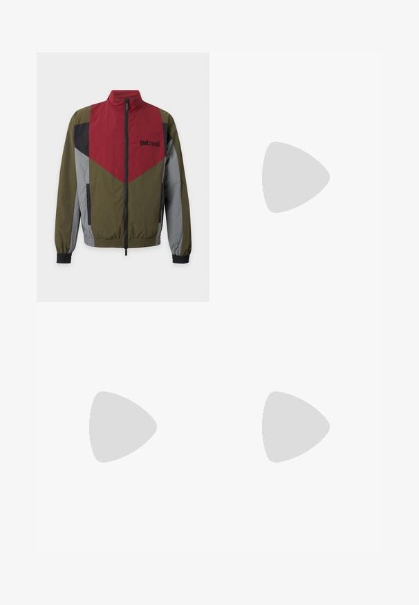 Heren windjack met rits in olijfgroen, rood, grijs en zwart met het "Just Cavalli"-logo op de borst en elastische manchetten.; Zwart T-shirt met witte strepen over een zwart-witte afbeelding van tekenfilmfiguur Sylvester achter tralies, met de tekst "BUSTED" en tekst eronder.; Han Kjøbenhavn RELAXED TRACK TROUSERS - Broek - black; Zwarte leren sneaker met een gladde textuur, ronde neus en vetersluiting. Heeft een dikke rubberen zool en minimale merkaanpassing.