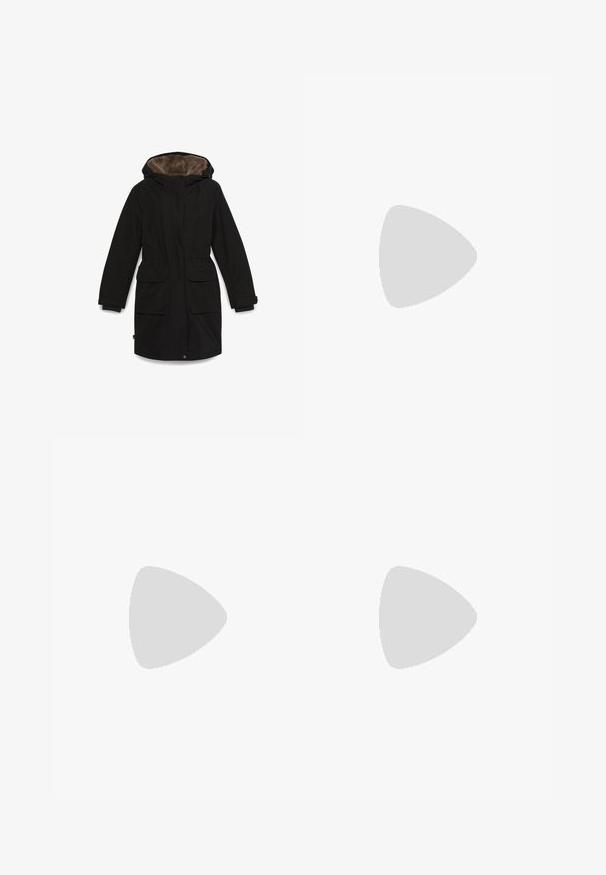 Timberland Regnjakke / vandafvisende jakker - black; Sort isoleret overall med hætte i kunstpels, bælte i taljen og lynlåslommer i begge sider til sikker opbevaring.; Sort croppet hættetrøje lavet af bomuld, med et grafisk design af en kranium og vinger på forsiden, med snorer og raglanærmer.; Brune læder ankelstøvler med en blød hvid kunstpelskant, rund tå, metaløjer og en robust sål med godt greb.