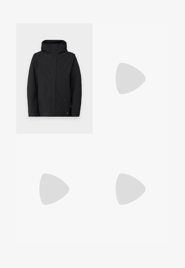 Zwarte waterdichte jas met een hoge kraag en capuchon, voorzien van een minimalistisch ontwerp, lange mouwen en een logo-label aan de onderzijde.; Replay Inc. Sweater - black; Zwarte cargo broek gemaakt van lichtgewicht stof met een elastische tailleband, verstelbare trekkoord, meerdere zijzakken en omgeslagen broekspijpen.; Zwarte sportschoenen met gestructureerde stof en rubberen zolen, met elastische veters en een blauwe accent op de hiel. Draag samen met lichte spijkerbroeken.