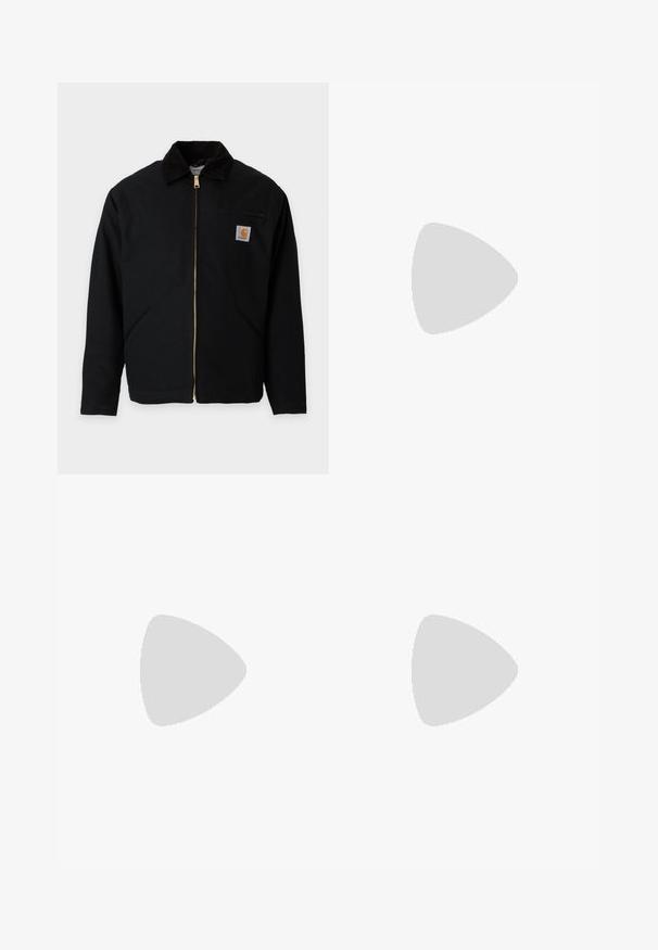 Schwarze Jacke mit Reißverschluss und Cordkragen, zwei seitlichen Taschen, einer Reißverschlusstasche auf der Brust und einem Carhartt-Logo-Patch auf der Brust.; Kurzärmeliges, ausgeblichenes rotes T-Shirt mit Rundhalsausschnitt, kleinem Markenpatch und Metallringsdetail nahe dem unteren Saum.; Dunkelblaue Jeans mit geradem Bein, gelben Nähten, vorderen Taschen und Knopfverschluss in der Taille.; Ein Paar kastanienbraune Leder-Bootsschuhe mit dicken hellbraunen Gummisohlen und roten Schnürsenkeln auf einem weißen Hintergrund.