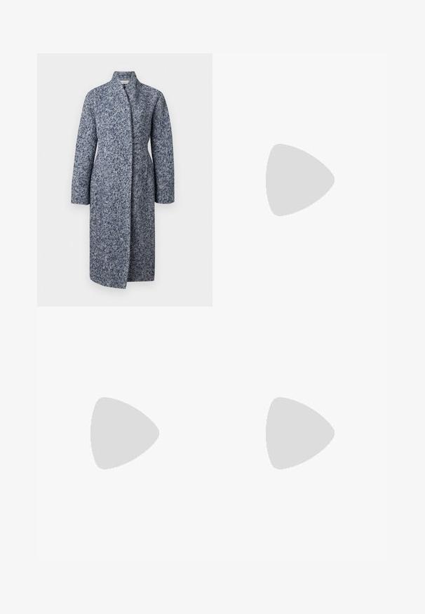 Long manteau en laine texturée bleu et gris avec un col montant, des manches longues et une taille ajustée, s'étendant sous le genou.; Haut à manches longues col roulé bleu clair avec silhouette ajustée et coutures visibles aux épaules et à l'ourlet sur fond blanc uni.; Pantalons larges bleus avec taille élastique et cordon de serrage, présentant des détails de couture le long des jambes.; Ballerines en cuir noir avec un bout arrondi, un petit nœud décoratif et une lanière élastique sur le cou-de-pied pour un maintien sécurisé. Semelle plate.
