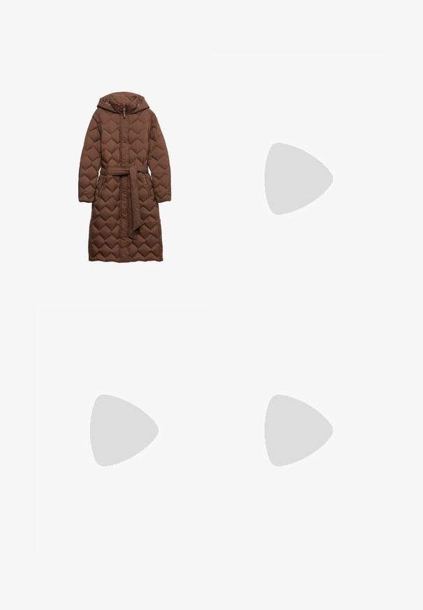 Brun quiltet lang jakke med hætte, indsnævret talje bælte og lynlåslommer. Har diamantformet stitching og en glat tekstur.; Brun sweatshirt lavet af blødt stof, med rund hals, drop skuldre og ribbede manchetter for en afslappet pasform. Enkel, ensfarvet design.; Mørkeblå denimjeans med lige ben-design, flettet taljedetalje og standard fem lomme-stil.; Brun ruskind mellemhøj støvle med slasket overdel, åben tå og chunky træklods hæl.