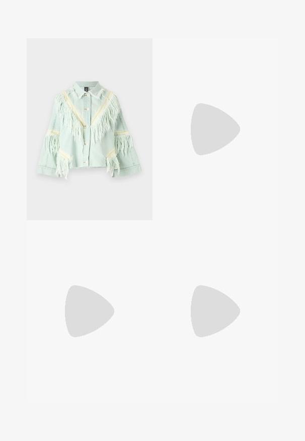 Ksenia Schnaider COWBOY JACKET WITH VINTAGE EFFECT - Cowboyjakker - vintage blue; Langærmet skjorte i bomuld med et geometrisk mønster i navy, hvid og gul. Har krave og knaplukning foran.; Asymmetrisk gennemsigtig omslagsnederdel med blå, grøn og beige gradientmønster, fastgjort med et dekorativt perlebælte og rundt spænde.; Brun læderankelstøvle med blomstret broderi, dekorative nitter, flæset stofkant og udsmyttet sort mønstret blokhælk.