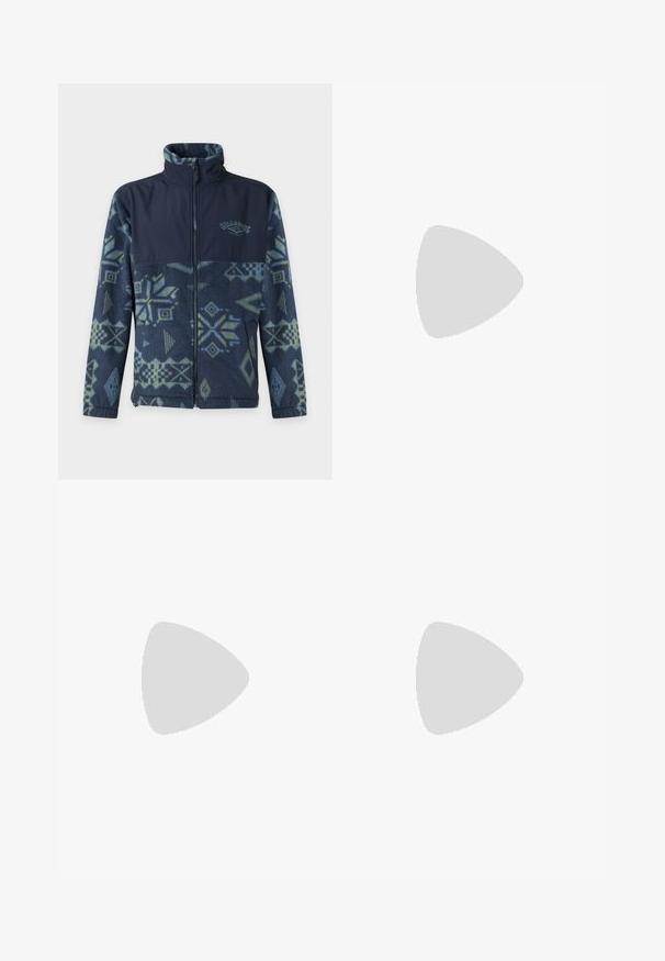 Μπλε σκούρο fleece μπουφάν με φερμουάρ, γεωμετρικό σχέδιο, ψηλό γιακά και συμπαγή πάνω περιοχή στο στήθος με μικρό λογότυπο στην αριστερή πλευρά.; Μακρυμάνικο πουλόβερ σε ναυτικό μπλε με γιακά, με μπάλωμα της νορβηγικής σημαίας στο στήθος και φθαρμένο λογότυπο "Napapijri geographic" στο μπροστινό μέρος.; Μπεζ παντελόνι φαρδιάς γραμμής με θηλιές για ζώνη, κουμπί στο μπροστινό μέρος και φερμουάρ, εμφανιζόμενο μπροστά σε απλό φωτεινό φόντο.; Λευκό αθλητικό παπούτσι με μαύρες και γκρί λεπτομέρειες, featuring ένα υφή γκρί καλύμμα δαχτύλου, μαύρη καουτσούκ σόλα και επίπεδες λευκές κορδόνες. Καθαρός σχεδιασμός, μινιμαλιστικό στυλ.