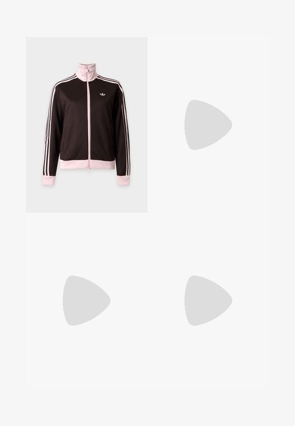 Čierno-ružová Adidas športová bunda s celým zipsom, ružové pruhy na rukávoch, ružové manžety a golier a logo Adidas na hrudi.; Hnedé prúžkované polo tričko Adidas s výstrihom do V, bordovým golierom a červeným logom. Má bielo-červené pruhy na ramenách a krátke rukávy.; Ružové a fialové široké nohavice s vzorom obsahujúce dizajn listov a vetvičiek, s vysokým pásom a bočnými vreckami pre väčšiu funkčnosť.; Hnedá a biela baletná balerína s tromi bielymi pruhmi a mašľou na zviazanie okolo členku na jednoduchom svetlom pozadí.