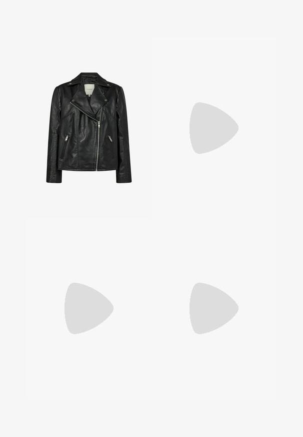 Chaqueta de motocicleta de cuero negro con cierre de cremallera asimétrico, dos bolsillos laterales con cremallera y cuello con muesca y botones a presión.; Camiseta con capucha negra, de manga corta, hecha de un tejido suave. Presenta cordones ajustables y un corte relajado. Diseño simple, sin patrones.; Vaqueros negros ajustados de mezclilla, con detalles desgastados, cintura alta, cinco bolsillos y un dobladillo sin rematar en los tobillos.; Botas de cuero negras hasta el tobillo con suela de goma gruesa, con cordones en la parte delantera, cremallera lateral y acentos de cremallera plateados.