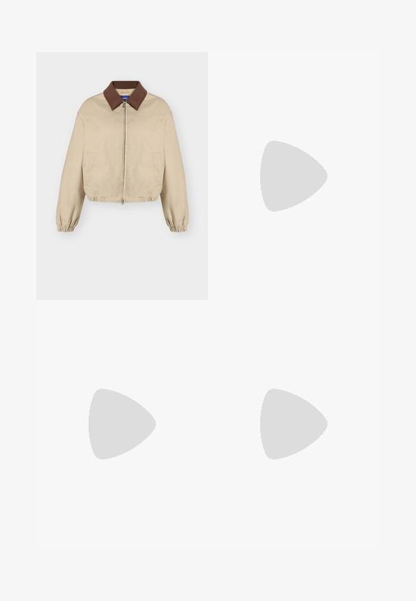 Veste beige à fermeture éclair avec col marron, manches longues élastiques, poches latérales et ourlet légèrement froncé, présentée sur fond uni.; Top noir sans manches avec col carré et fermeture éclair argentée devant, ourlet légèrement évasé, étiquette Calvin Klein à l'intérieur du col arrière.; Jean noir à jambes larges avec taille haute, fermeture avant par boutons et fermeture éclair, passants pour ceinture, et design à cinq poches.; Bottine en cuir noir avec bout pointu et petit talon kitten sur fond clair, vue côté extérieur.