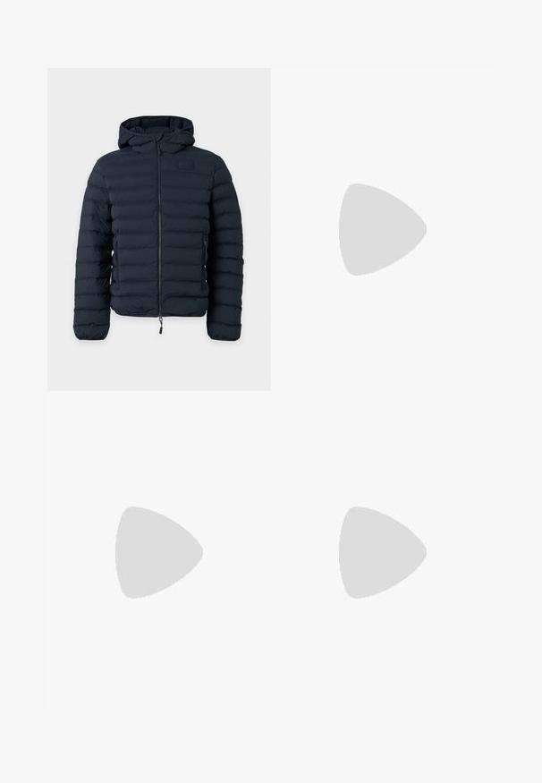 Veste matelassée à capuche bleu foncé avec fermeture éclair à l'avant et poches latérales zippées, affichée sur un fond clair uni.; T-shirt en coton marron avec col rond et manches courtes. Présente un logo discret sur la poitrine gauche et une coupe décontractée.; Jean en denim bleu avec une coupe droite slim, style cinq poches, fermeture par bouton, et détails délavés sur les cuisses et les genoux.; Baskets blanches en cuir avec un design classique à tige basse, semelle plate et logo de marque discret sur le talon. Présente cinq œillets métalliques pour les lacets.