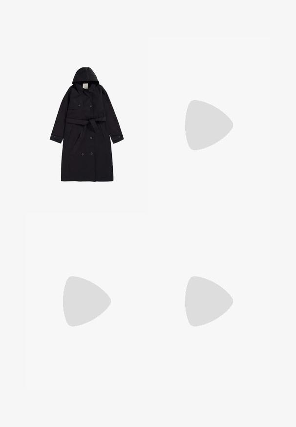 Sort trenchcoat med hætte, knaplukning og bælte i livet. Har lange ærmer med knapmanchetter og frontlommer med klap.; Hvid langærmet skjorte med knapper, der har en lille sort rosebroderi nær den nederste knaprem, med spids krave og tætsiddende pasform.; Sorte slanke bukser med talje i mellemhøjde og lige ben vist mod en ensfarvet lys baggrund.; Sorte læder knæ-høje støvler med spids tå og tekstureret overflade. Har en firkantet blokhæl og et elegant, tætsiddende design.