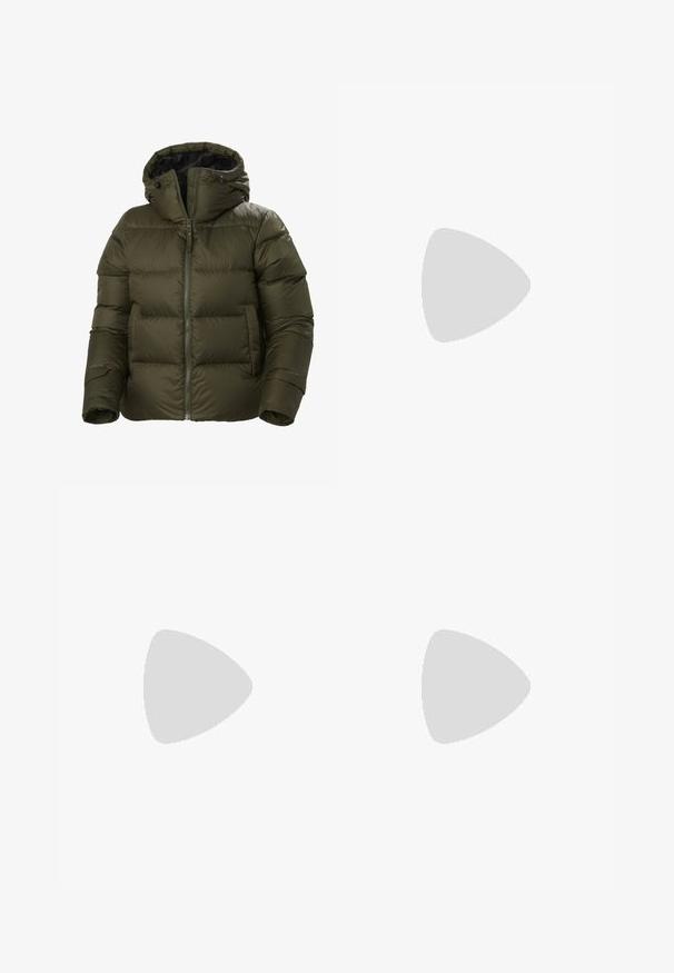 Chaqueta acolchada verde oscuro con cremallera frontal, capucha y puños elásticos. Presenta un diseño acolchado con grandes secciones horizontales y bolsillos laterales.; Sudadera de forro polar verde oliva con un cuello alto, tres botones y un bolsillo en el pecho con cremallera. Textura suave con detalles de costura en contraste.; Pantalones cargo de corte ancho de color marrón claro con cintura con cordón y bolsillos con solapa en cada pierna, con un pequeño logo blanco de Puma en el lado derecho.; Botas de senderismo verdes con parte superior de ante y sintético, ojales dorados y una suela de goma con un acabado texturizado para mayor tracción.