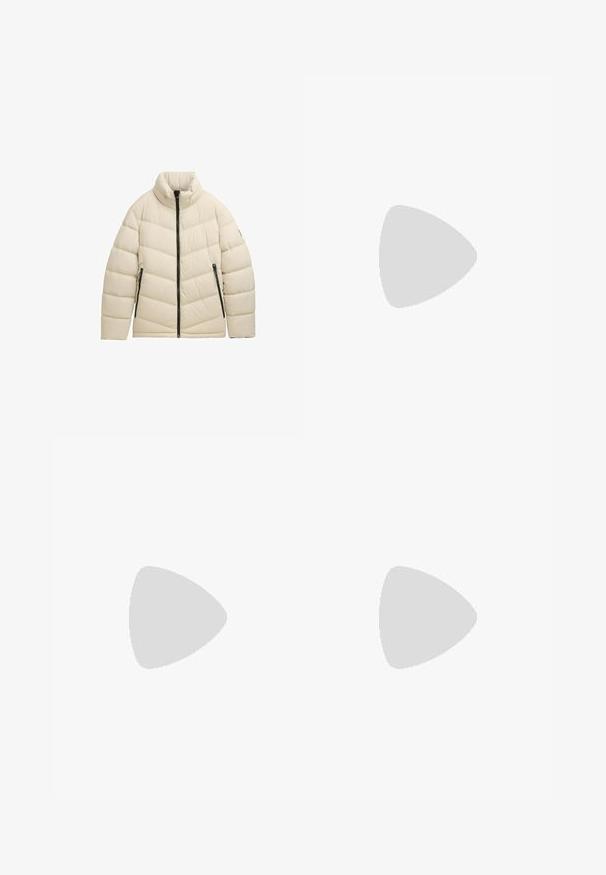 Chaqueta acolchada beige con cuello alto, diseño acolchado, cierre frontal con cremallera y bolsillos, con una textura suave y detalles en metal negro.; Camiseta de manga larga en tela color blanco roto con textura suave. Presenta una pequeña etiqueta rectangular azul oscuro en el pecho.; Jeans de mezclilla azul oscuro con un ajuste estándar, que presentan una cremallera, cinco bolsillos y costuras amarillas en contraste. Textura suave en general.; Botas de tobillo grises para hombres, hechas de cuero, con un cuello forrado de piel, costuras decorativas y una suela de goma texturizada.