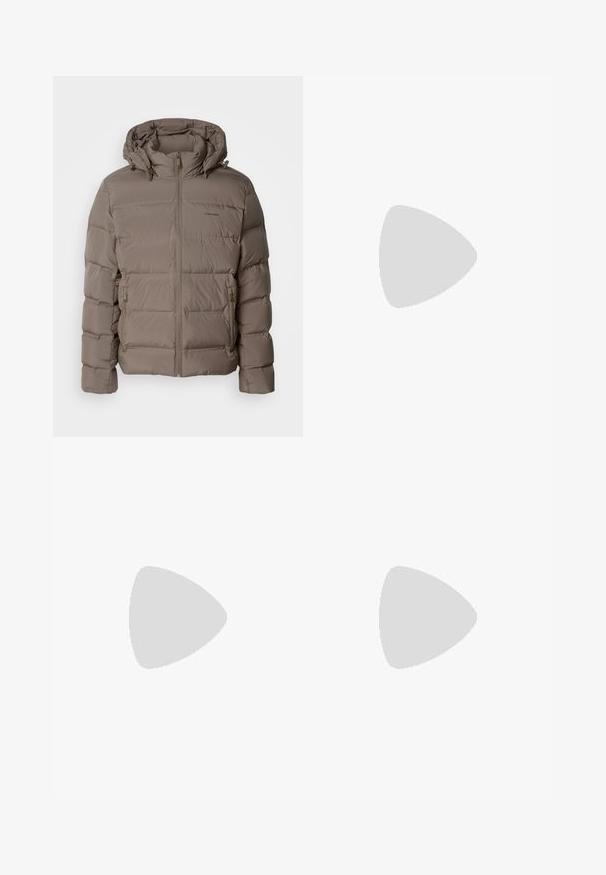 Bunda typu puffer v tlmených béžových tónoch s kapucňou, predným zipsom a bočnými zipsovými vreckami. Vyrobená z prešívanej, polstrované látky pre teplo.; Calvin Klein SLIM FIT - Košeľa - gray marble; Tmavomodré slim fit denimové rifle s predným zapínaním na gombík a zips, päť vreciek a viditeľné prešívanie na bielom pozadí.; Čierne suede ankle boots s okrúhlou špičkou, šnurovacími detailmi, čiernou gumovou podrážkou a ťahacou slučkou na zadnej strane pre jednoduché obúvanie.
