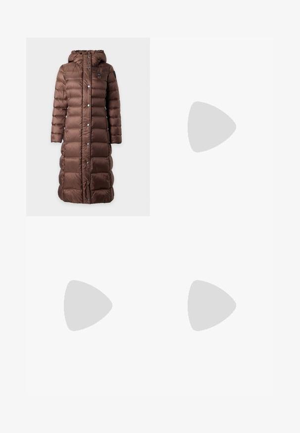 Long manteau d'hiver matelassé marron avec capuche, boutons-pression à l'avant et poches latérales, présenté sur un fond clair uni.; Pull blanc côtelé à manches longues avec encolure en V, bordure marron sur le col, les poignets et l'ourlet, et étiquette Armani Exchange à l'intérieur du col.; Jean large couleur bleu clair en denim, doté d'une taille haute, d'un design à cinq poches, d'une texture délavée et de détails de coutures visibles.; Ballerines en cuir noir avec un bout rond, texture lisse, détails de couture minimalistes et design de semelle flexible.