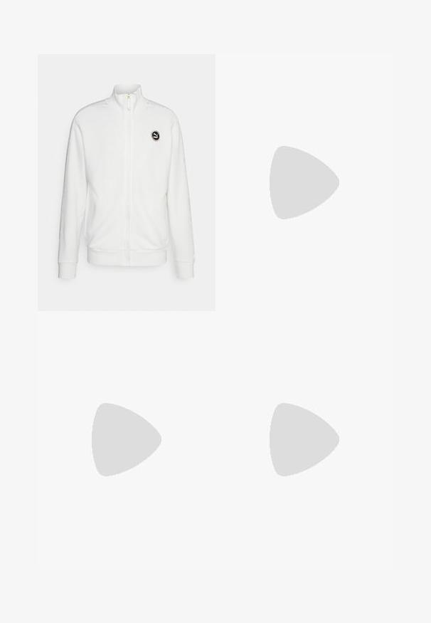 Witte rits-sweatshirt gemaakt van fleece, met een hoge kraag, geribbelde manchetten en een rond logo op de borst. Subtiele patroonaccenten op de mouwen.; Zwarte Puma sportt-shirt met korte mouwen, wit logo, rode accenten langs de schouders en een v-hals. Gemaakt van lichtgewicht materiaal.; Zwarte sweatpants met elastische tailleband en trekkoord, voorzien van zijzakken en een subtiele logo op het linkerpand. Zacht materiaal, uitlopende pasvorm.; Zwarte suède sneakers met witte accenten, voorzien van een gouden logo. Gemaakt met lichtblauwe spijkerbroek en geplaatst op een textuur blauwe ondergrond.