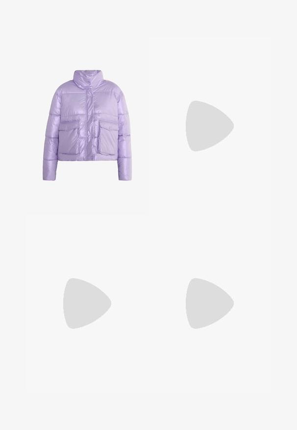 Lilla dunjakke med høj krave, trykknaplukning og to forlommer. Glat, blank overflade med quiltede puffer.; Lyserød ærmeløs top med rød "ACL"-logo, teksten "another" og et ovalt emblem med "ACL" og "2023" med en stjerne over.; Olivenfarvede cargo bukser lavet af glat stof, med to frontlommer, justerbar talje bånd og elastiske manchetter med snore ved anklerne.; Pink og sølv sports-sneaker med tyk sål, mesh og metalliske detaljer, hvide snørebånd og "BFL" logo på siden.