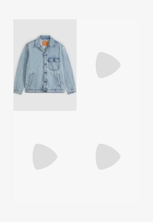 Cazadora vaquera azul claro con botones en la parte delantera, cuello puntiagudo, un bolsillo en el pecho con solapa y dos bolsillos laterales. Etiqueta Levi's visible en el interior del cuello.; Camiseta sin mangas verde oliva hecha de tela suave, con cuello redondo y un pequeño logo rojo en la parte superior izquierda. Diseño simple, sin patrones ni acentos.; Vaqueros beige de pierna recta con bolsillos delanteros, trabillas para cinturón, cierre de botón y costuras visibles sobre un fondo claro y liso.; Zapatilla blanca con acentos en negro y gris, que presenta una puntera texturizada en gris, suela de goma negra y cordones planos blancos. Diseño limpio, estilo minimalista.