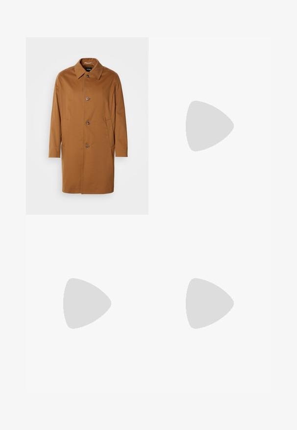 Manteau beige avec un col, deux poches latérales et trois boutons à l'avant. Fabriqué en tissu lisse, présentant un design à coupe droite.; Chemise beige à manches courtes avec boutons et col campagnard, portant une étiquette rouge "HUGO" à l'intérieur du col.; Pantalons vert clair en tissu texturé, présentant une coupe droite, des plis à l'avant et une taille standard.; Mocassin en cuir noir avec détail de bride grise, talon bas et semelle texturée, marqué "HUGO" en or sur le côté.