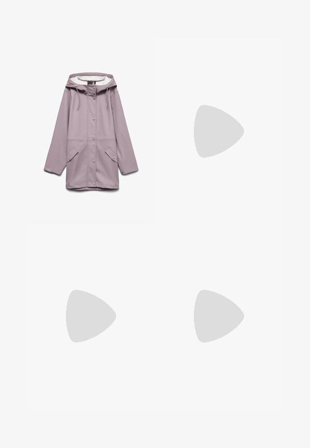 Long imperméable lavande avec capuche, boutons-pression à l'avant, cordons de serrage et deux poches à rabat, présenté sur fond blanc.; Haut blanc côtelé à manches longues avec décolleté en V et petits imprimés floraux noirs, avec ourlets festonnés sur les manches et le bas.; Jean évasé noir en denim, doté de quatre poches, passants pour ceinture, et d'une texture délavée avec une teinte légèrement plus foncée à l'ourlet.; Jambes portant des leggings côtelés foncés associés à des ballerines noires avec de petits détails en nœud sur fond blanc.