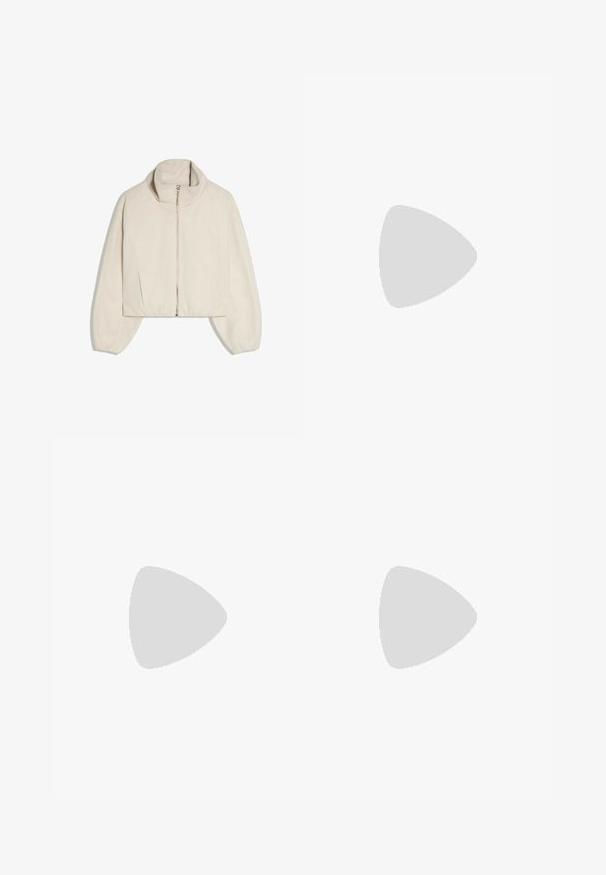 Beige cropped jack met lange mouwen, hoge kraag en rits aan de voorkant, getoond tegen een witte achtergrond.; Beige cropped sweater gemaakt van zacht breimateriaal. Heeft een ronde halslijn, lange mouwen en geribde boorden en onderkant voor extra textuur.; Witte broek met brede pijpen, elastische tailleband, trekkoord aan de voorkant, zijzakken en zichtbare naaddetails op een effen achtergrond.; Beige instap pantoffel met zachte suède buitenzijde, pluche witte bontvoering en rubberen zool met profiel, getoond in zijaanzicht.