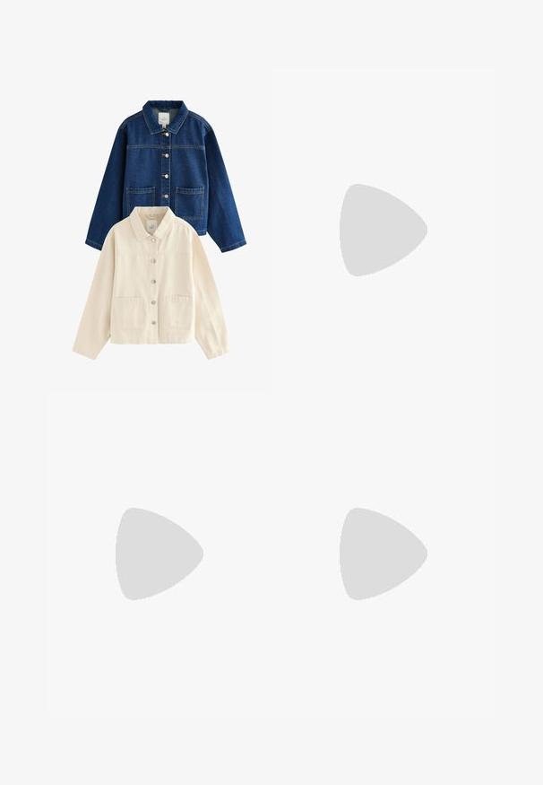 Zwei legere Hemdjacken, eine aus dunkelblauem Denim und eine in Off-White, jeweils mit Kragen und zwei aufgesetzten Vordertaschen.; Weißes Baumwoll-T-Shirt mit kurzen Ärmeln, Rundhalsausschnitt und einem leicht lockeren Schnitt. Schlichtes Design, ohne Muster oder zusätzliche Akzente.; Dunkelblaue weite Jeans mit hoher Taille, Fronttaschen und klassischer Denim-Textur. Abgeschlossen mit dezenten Steppnähten und geraden Beinsäumen.; Weißer niedriger Canvas-Sneaker mit weißen Schnürsenkeln und Gummisohle, von der Seite auf weißem Hintergrund dargestellt.