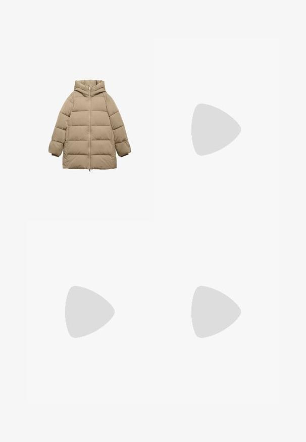 Puffetjakke i beige, lavet af quiltet stof. Har hætte, lange ærmer og en front lynlås. Blød tekstur med en moderne, firkantet form.; Cremefarvet pullover trøje lavet af blødt stof, med høj hals, sænket skuldre og en cropped design med ribbede kanter.; Kremfarvede bukser med vide ben, høj talje og et fremad overlapningspanel.; Beige Chelsea støvler med en glat læderoverdel og elastiske sidepaneler. Tyk, robust gummisål med karakteristisk mønster og trækstrop.
