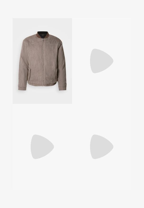 Scotch & Soda REVERSIBLE PADDED JACKET - Chaquetas bomber - demitasse/eggnog; Camisa de lino de manga corta con rayas verticales en gris claro sobre un fondo blanco, con un cuello clásico y cierre frontal de botones.; Pantalones de lino gris claro con cintura elástica, piernas rectas y puños doblados. La textura parece ligeramente tejida. Sin patrones visibles.; Zapatilla beige de ante con parte superior texturizada, contrafuerte de talón blanco liso, cordones finos y suela de goma. Presenta un diseño de perfil bajo.