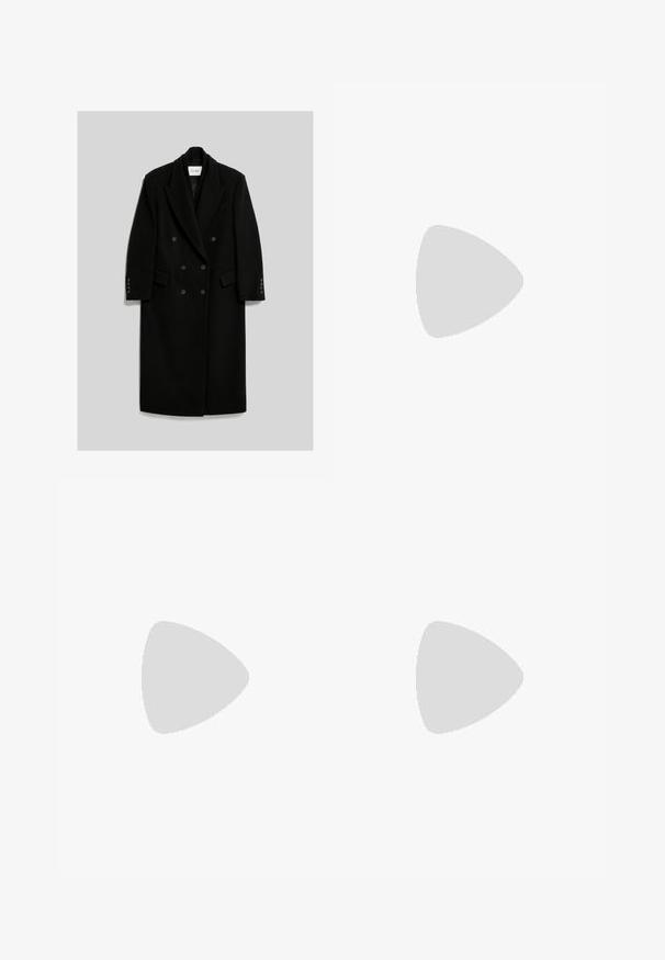 Long manteau noir à double boutonnage avec larges revers, poignets boutonnés et poches à rabat sur un fond clair uni.; Robe noire à une épaule en matériau extensible, dotée de détails froncés et d'un ourlet asymétrique pour une silhouette ajustée.; Botte mi-mollet en cuir noir avec bout pointu et petit talon kitten, vue de profil sur un fond clair uni.; Petit sac à main en cuir noir avec une poignée supérieure et une bandoulière chaîne métallique amovible sur fond blanc.