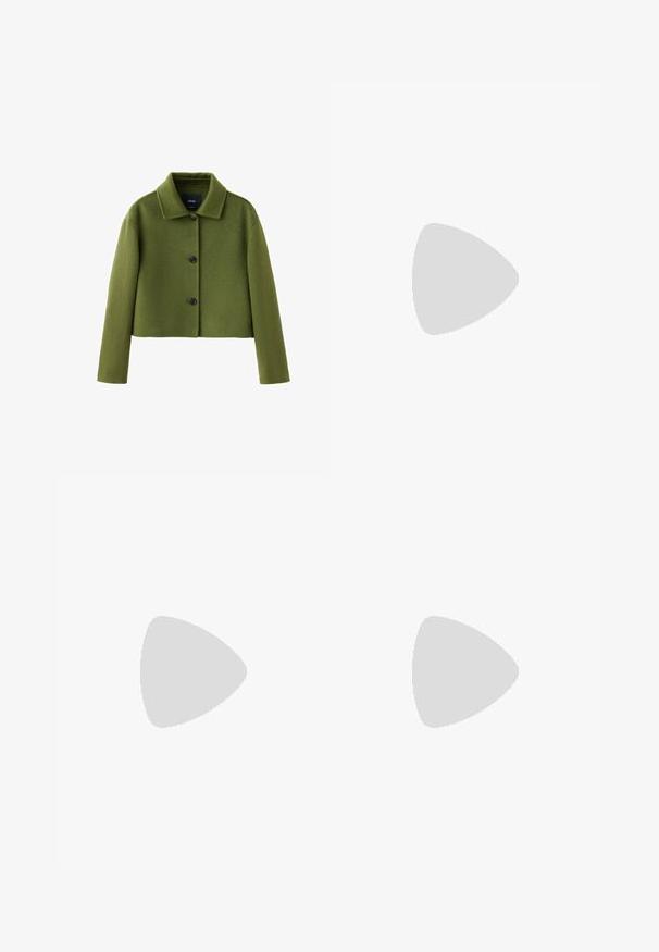 Olivengrøn kort uldjakke med krave og tre sorte knapper foran, lange ærmer og en glat tekstur.; Ensfarvet hvid t-shirt med korte ærmer og rund halsudskæring med en lille "WEEKDAY" label indeni halskanten, vist fladt på en lys baggrund.; Mørkeblå vidde jeans med høj talje, forreste knap, lynlås og fem-lomme design på hvid baggrund.; Grønne gummistøvler i knæhøjde med en tekstureret sål, rund tå, justerbar spænde på siden og glat finish.