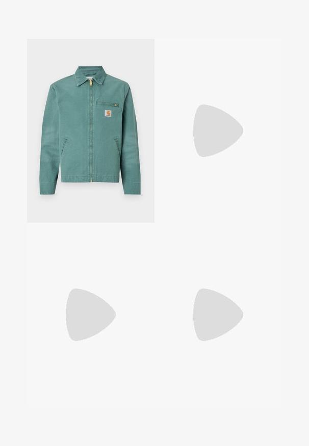 Groene katoenen jas met een ritssluiting aan de voorkant, twee zijzakken en een borstzak. Voorzien van een vierkante logo patch met een gele accent.; Witte katoenen t-shirt met korte mouwen en ronde hals, voorzien van een klein gouden logo op de linkerkant van de borst. Zachte textuur en een normale pasvorm.; Donkerblauwe denim shorts met een rechte snit. Voorzien van gele stiksels en een klassieke vijf-pocketontwerp. Normale tailleband en afgewerkte randen.; Bruine leren enkellaars met zwarte kraag, gele veters en een zandkleurige zool. Voorzien van een logo en witte stikseldetails. Robuuste loopzool met grip.
