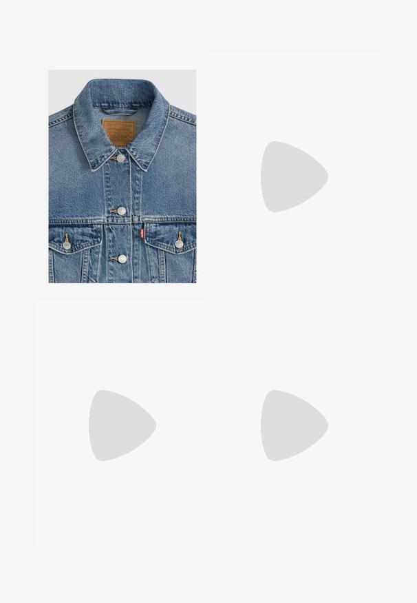 Blauwe spijkerjas met zilveren knopen, puntkraag, twee borstzakken, bruin Levi Strauss merkembleem aan de binnenkant van de kraag.; Witte T-shirt met korte mouwen featuring rode grafische tekst "AMOR" en een teddybeer die een slot vasthoudt. Gemaakt van katoen, met een losse pasvorm en cropped ontwerp.; Vrouw met donker haar, die een wit-zwart gestreept T-shirt draagt, lichtblauwe wijde jeans en bruine sandalen met hak, poseert met één arm omhoog.; Bruine suedine slipper met een fluffy crèmekleurige bovenkant van bont, platte zool en open teen ontwerp, die een simpele en gezellige uitstraling laat zien.