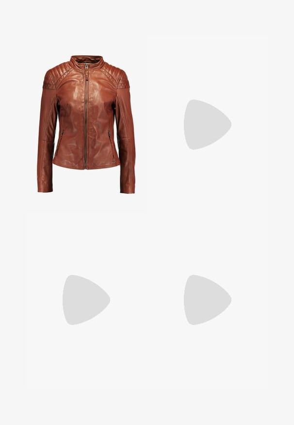 Braune Lederjacke mit einem gequilteten Schulterdesign, taillierter Silhouette, Reißverschluss und zwei seitlichen Taschen. Glatte Textur, klassischer Stil.; Schwarzes geripptes T-Shirt mit hohem Hals und kurzen Ärmeln. Glattes, figurbetontes Design ohne Muster oder sichtbare Hardware-Details.; Person trägt schwarze Skinny-Jeans mit hoher Taille und schwarze spitze Pumps, steht vor einem schlichten weißen Hintergrund.; Schwarze Leder-Boots mit runder Spitze, Schnürung vorne und niedrigem Blockabsatz. Glatte Textur mit Steppnähten und umgeschlagenem Kragen.