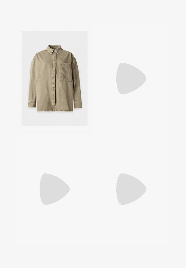 Chemise beige à manches longues avec boutons, col et une grande poche poitrine, présentée sur un fond blanc uni.; T-shirt bleu clair à manches courtes et col rond avec une couture simple, présenté sur un fond blanc.; Shorts à taille élastique noire avec cordon de serrage, devant plat et poches latérales, présentés sur un fond clair uni.; Chaussure plate en cuir noir pour femme, avec bout pointu et petit talon, vue de côté sur un fond gris clair uni.