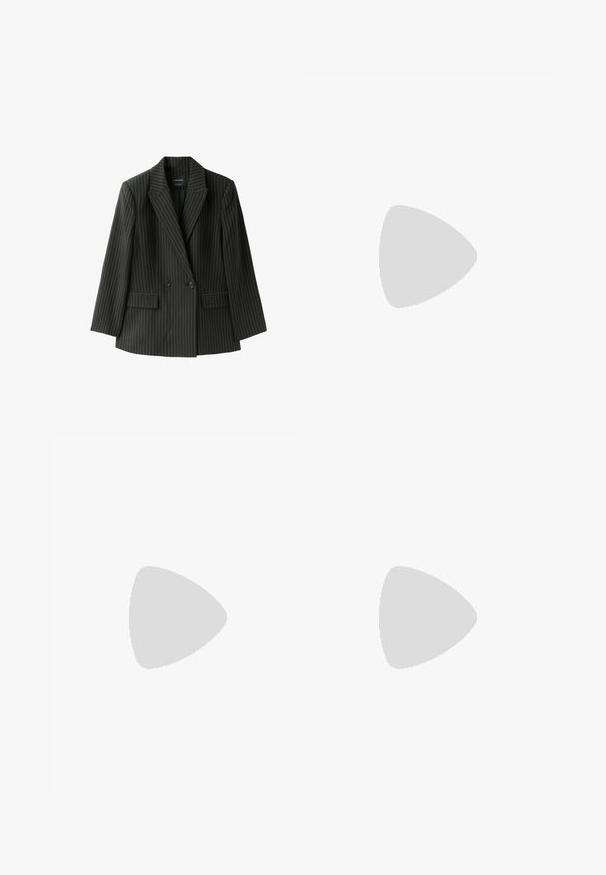 Sort dobbeltradet blazer med hvide smalle striber, hakkede reverser, lange ærmer og to klaplommer foran.; Hvid, kortærmet, løs t-shirt lavet af blød bomuld. Har rund halsudskæring og brede ærmer, med et rent, enkelt design.; Sort mininederdel med fire knapper vertikalt justeret på venstre side og lynlås i siden på højre.; Sorte læderknæhøje støvler med en let struktureret overflade. Har en spids tå, en blokhæl og et logo-accent øverst.