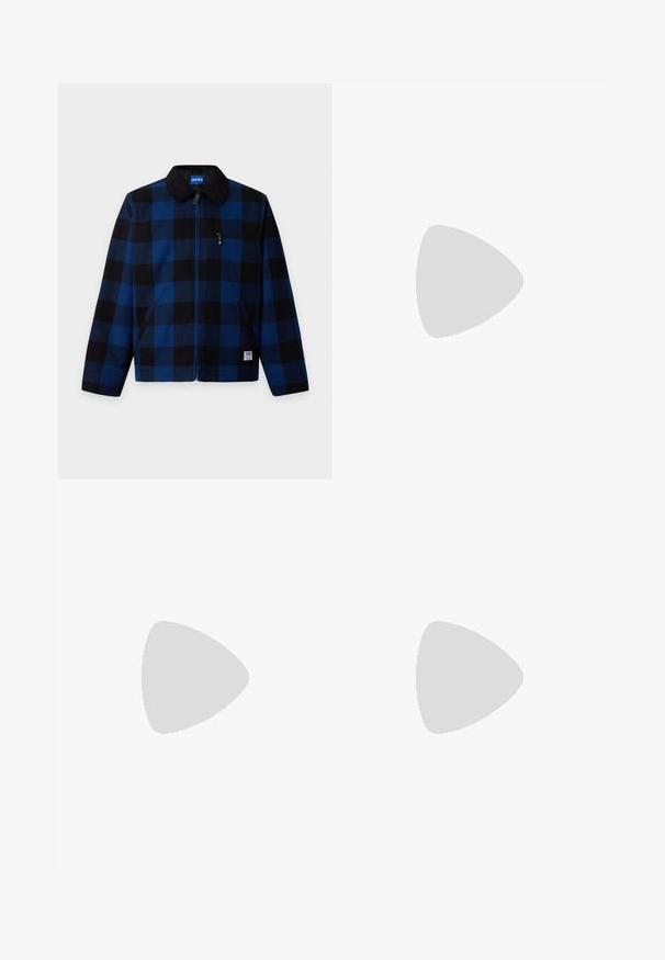 Blauw-zwart geruit jack met zwarte kraag, ritssluiting aan de voorkant, een borstzak met rits en zijzakken, met het label Hugo op de kraag en zoom.; Zwarte T-shirt met korte mouwen en ronde hals, met een effen ontwerp en het label "Tiger of Sweden" aan de binnenkant van de hals.; Zwarte rechte broek met voor- en achterzakken, riemlussen en een zijlus voor gereedschap, plat gelegd op een witte achtergrond.; Zwarte en marineblauwe sneakers zijn gemaakt van suede en mesh materialen, met een dikke zool en een opvallend uitgesneden "M" detail aan de zijkant.