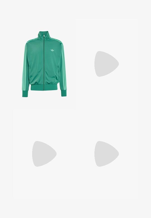 Grüne Trainingsjacke mit Reißverschluss und drei hellgrünen Streifen auf den Ärmeln, elastischen Bündchen und Saum sowie kleinem Adidas-Logo auf der linken Brust.; Schwarzes Langarmshirt mit geripptem Kragen, das drei türkisfarbene Streifen an jedem Ärmel und ein Adidas-Logo auf der Brust aufweist.; Türkisfarbene Jogginghose mit elastischem Bund, Seitentaschen und drei seitlichen Streifen in Schwarz, Weiß und Grau, mit kleinem weißen Adidas-Logo.; Weiße und beige Adidas SL 72 Sneakers mit türkisfarbenen Streifen, weißen Schnürsenkeln, schwarzem Mittelsohlenstreifen und metallic-silbernem Fersendetail.