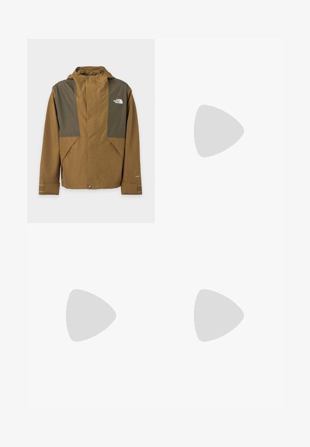 Veste d'extérieur marron et vert olive avec capuche, poches avant, poignets réglables et logo The North Face sur la poitrine.; Pull rouge à col rond, avec de longues manches raglan, des poignets et un ourlet côtelés, ornés d'un logo noir sur le côté gauche. Tissu doux et texturé.; Pantalon cargo marron à coupe droite, avec deux poches latérales et une fermeture éclair. Fabriqué en tissu texturé avec une finition lisse.; Chaussure de trail running Adidas Terrex marron et noire avec Gore-Tex, flottant au-dessus d’un sol forestier avec de l’herbe et de petits cailloux.