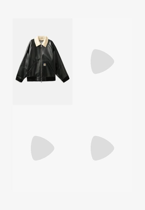 Sort læderjakke med en beige sherpa-krave, lynlåslukning og to sidelommer. Har ribbede manchetter og et lille logo-patch.; Hvid pullover med høj krave, der har et sort og rødt V-formet design på brystet samt kontrasterende ribstrikkede manchetter og kant.; Sorte fløjlsbukser med vertikal ribstruktur, med klassisk knap- og lynlås-lukning, sidelommer og ben med lige snit.; Sorte atletikskoser lavet af mesh og syntetiske materialer, med et karakteristisk bølget design, sort gummisål og reflekterende detaljer.