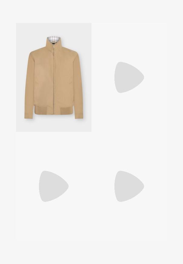 Beige Jacke mit Reißverschluss, hohem Kragen und geripptem Saum, mit dezenten Seitentaschen und kariertem Innenkragenfutter.; Dunkelblaues, geripptes Polohemd mit einer Knopfleiste mit zwei Knöpfen, kurzen Ärmeln und einem flachen Kragen. Der Stoff hat eine strukturierte Oberfläche und eine taillierte Silhouette.; Helle grüne Baumwollhose mit geradem Bein, ausgestattet mit einem Knopfverschluss vorne und subtiler Textur. Keine sichtbaren Muster oder Akzente.; Braun-weißer Sneaker in niedriger Ausführung mit weißen Schnürsenkeln und „BOSS“-Logo, vor einer modernen Glasblockwand und poliertem Boden präsentiert.
