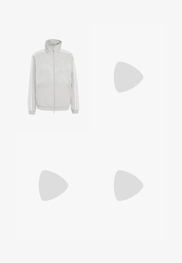 Chaqueta gris claro con cremallera, con bordado floral blanco en el pecho, tres rayas blancas en las mangas y bolsillos laterales con cremallera.; Top sin mangas rosa claro con ribete gris y tirantes ajustables, que presenta un gran logo gris de "adidas" centrado. Material de algodón.; adidas Originals SKIRT - Minifalda - signal green; Zapatilla de running Adidas blanca y plateada con rayas marrones flotando sobre un borde de hormigón contra un fondo gris desenfocado.