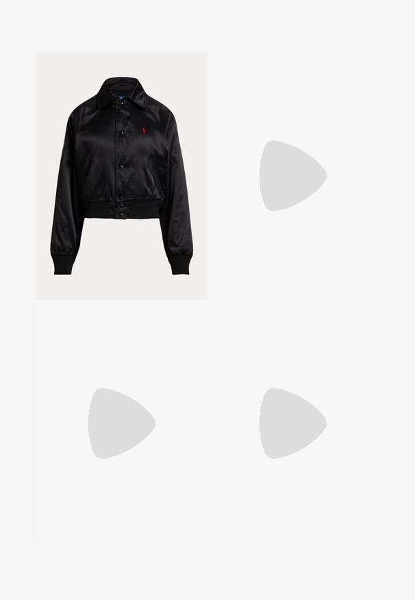 Sort satin bomberjakke med trykknapper, ribstrikkede manchetter og kant samt skrå forlommer og lille rødt broderet logo på venstre bryst.; Hvid T-shirt med sorte raglanærmer og et sort Vans-logo trykt på fronten. Den har en rund halsudskæring og et kort design.; Lyseblå denim bredbenede jeans med høj talje, med knaplukning, lige kant og minimal falming.; Hvide læder platform sneakers med en tekstureret gummisål, perforeret overdel for åndbarhed og et guld logo detaljeret på siden.