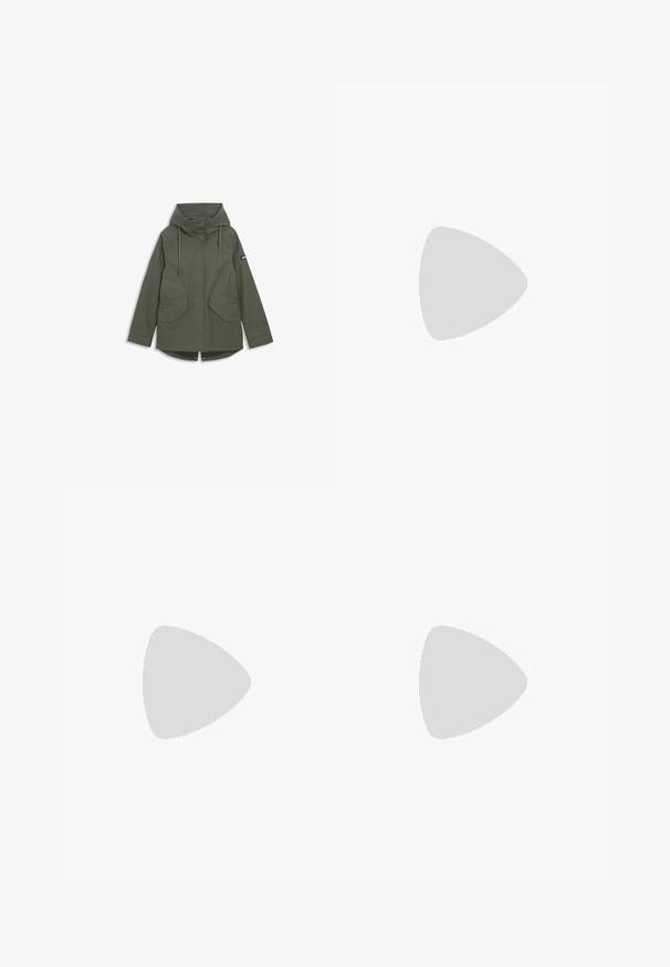Parka de color verde oliva, con capucha, cierre frontal de botones a presión, dos grandes bolsillos laterales y cordones ajustables. Textura de tela suave.; Chaqueta de forro polar marrón con cuello alto, cierre de media cremallera en la parte delantera y un bolsillo en el pecho; cuenta con una tela texturizada y un logotipo en el frente.; Pantalones cargo caqui con múltiples bolsillos con solapa en la parte delantera y los laterales, diseño de pierna recta y trabillas en la cintura.; Bota de senderismo alta marrón con suela negra, ojales de metal, etiqueta Gore-Tex y cuello acolchado diseñada para uso al aire libre.