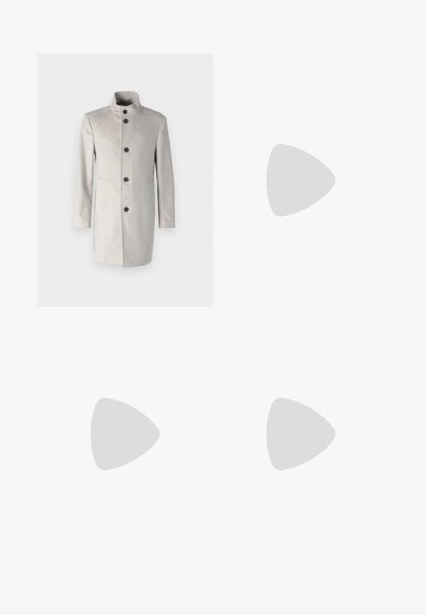 Abrigo gris claro con cuello alto, que presenta cinco botones negros, bolsillos laterales y un diseño recto en una tela suave.; Camiseta de algodón azul marino con escote redondo, manga corta y corte relajado; textura suave; sin patrones o elementos metálicos visibles.; Pantalones de pana verde oliva con un corte relajado, que presentan pliegues, una cintura elástica y piernas entalladas. Tejido texturizado con costillas verticales.; Mocasín de cuero negro con detalle de tira gris, tacón bajo y suela texturizada, con la marca "HUGO" en oro en el lateral.