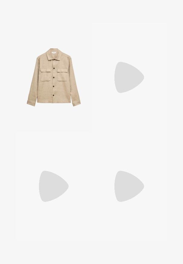 Beige langærmet skjortejakke med krave, fire mørke knapper ned foran og to klaplommer på brystet.; Lys beige striktrøje med lange ærmer, rund halsudskæring, tekstureret stof og et lille sort logo-patch på venstre ærme.; Selected Slim Tapered Linen Blend - Bukser - vetiver; Beige ruskind ankelstøvler med orange snørebånd, rund tå og en let gummisål, parret med opfoldede lyseblå denimjeans.