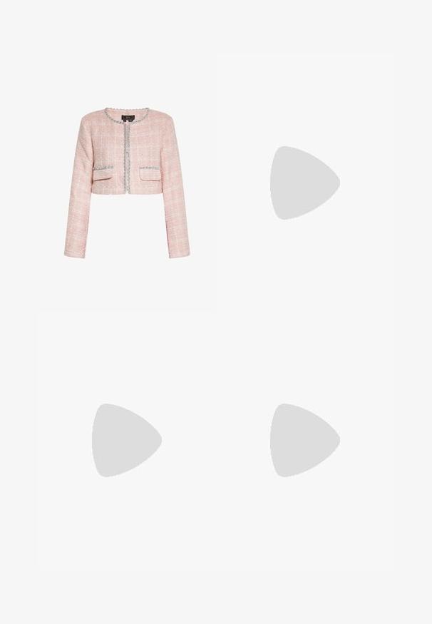 Passet pink tweedjakke med lange ærmer, rund halsudskæring, to forlommer og sølvkant langs kanter og lommer.; Hvid langærmet bluse med flæser på skuldrene, knapfront, peplumtalje og bindebånd. Har et struktureret, let krøllet stof.; Lyserød midi-længde plisseret nederdel med bred linning, lavet af letvægtsstof, vist mod en hvid baggrund.; Balletsko med en beige satin overdel, sort laklæder tåhætte, lille sløjfedetalje foran og en lav sort hæl.