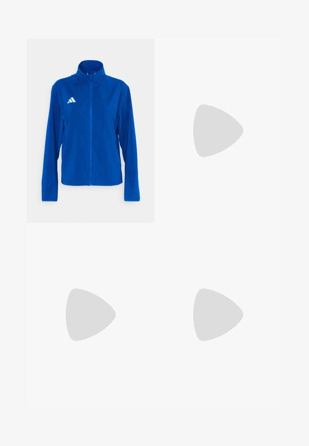 adidas Performance ADIZERO ESSENTIALS - Veste de running - team royal blue; Débardeur de sport blanc en tissu léger avec un dos nageur et un petit logo noir sur la poitrine.; Leggings noirs avec taille haute, cordon de serrage et poches latérales. Fabriqués à partir d'un tissu lisse avec un accent de logo réfléchissant.; Baskets rose clair avec trois bandes rose foncé et des lacets, suspendues en l'air au-dessus d'une surface en pierre et des marches en arrière-plan.